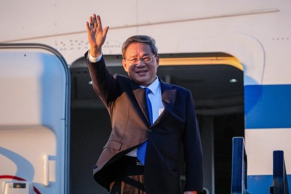 China’s Premier Li Qiang waves as he arrives at Adelaide Airport. Photo: AFP