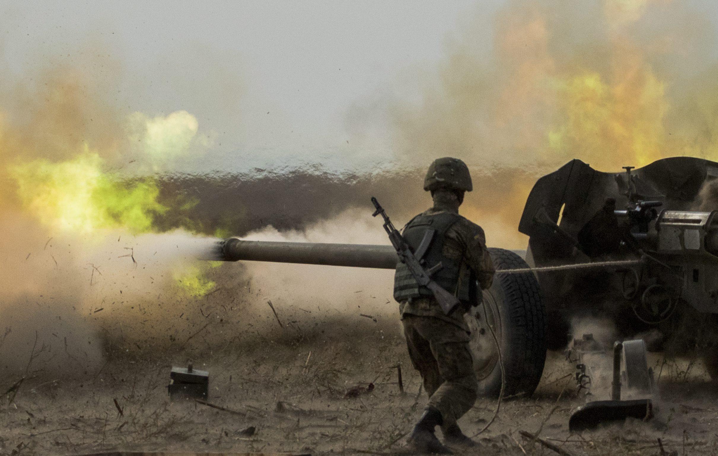 A Ukrainian serviceman fires a howitzer during a training session in 2015. Photo: EPA