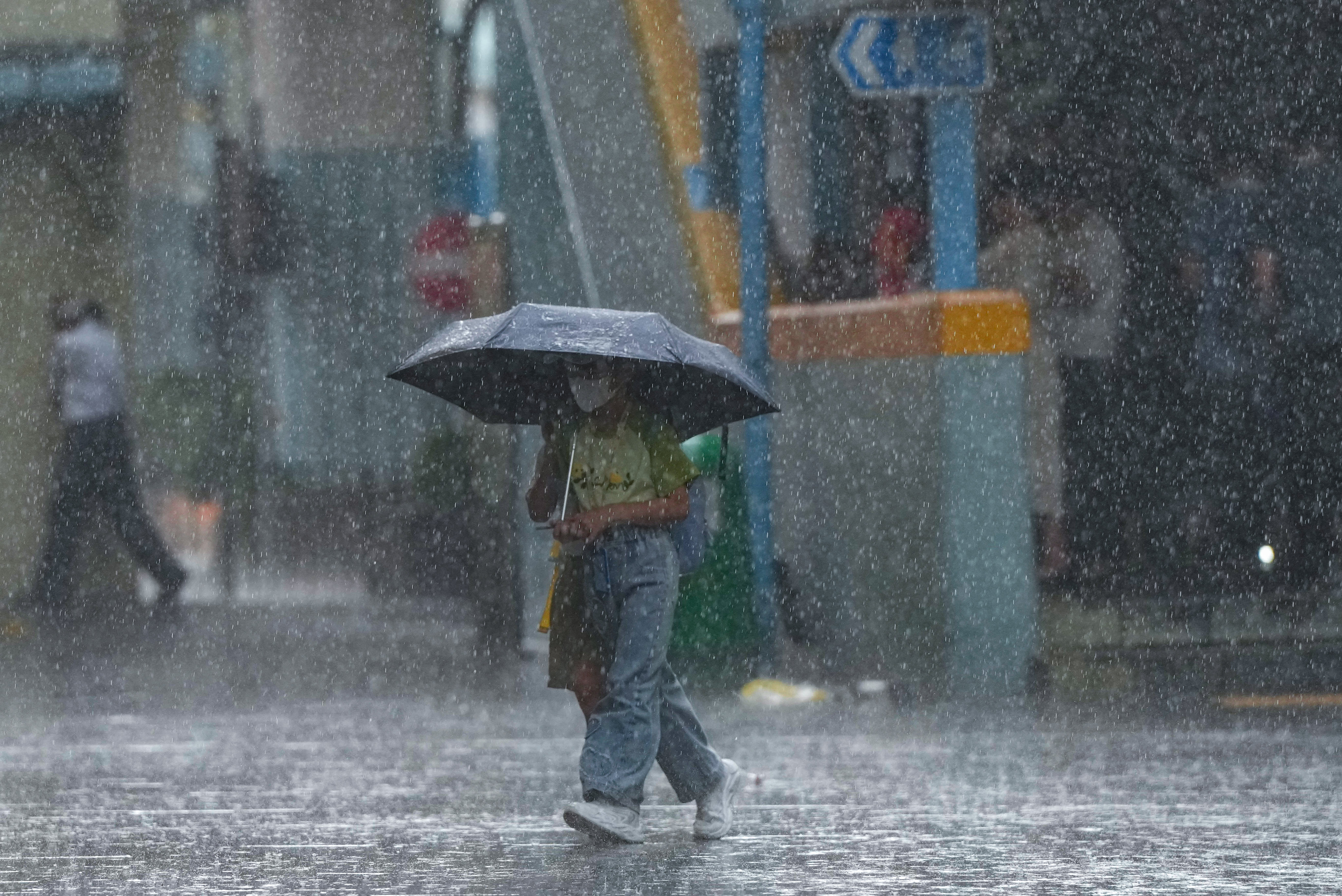 The Hong Kong Observatory issued an amber rainstorm warning at 7.55am on Monday, but cancelled it more than two hours later. Photo: Sam Tsang