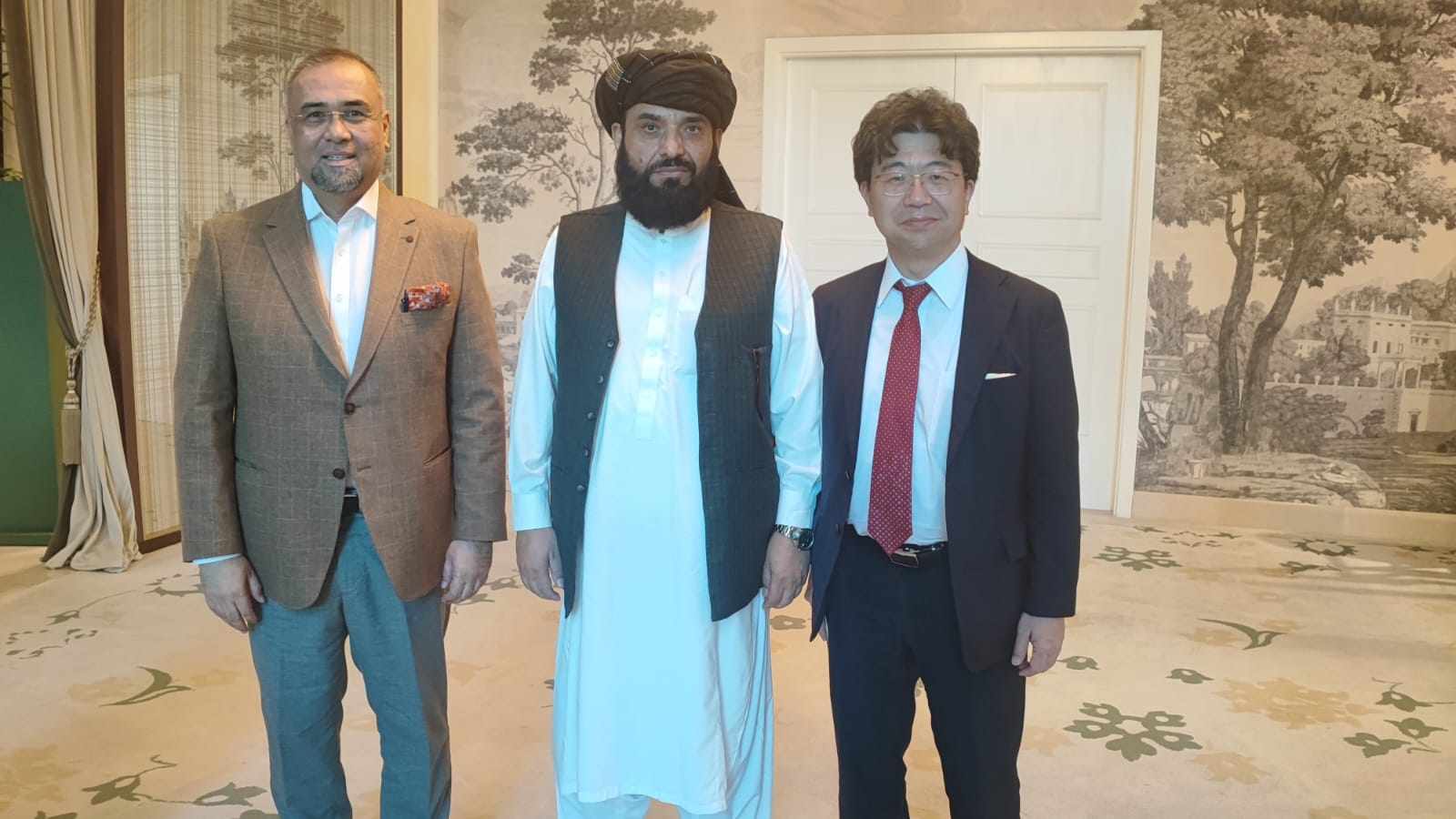 Taliban spokesman Suhail Shaheen (center) with KL-based Bait Al Amanah founding director Abdul Razak Ahmad (left) in Doha. Photo: Suhail Shaheen